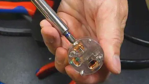 Netzkabel und Netzstecker zusammenschrauben